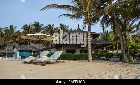 Sedie rilassanti al mare resort di lusso in Mui Ne Town, Phan Thiet, Vietnam. Foto Stock