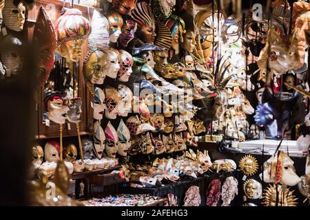 Maschere veneziane e accessori in un negozio a Venezia Foto Stock