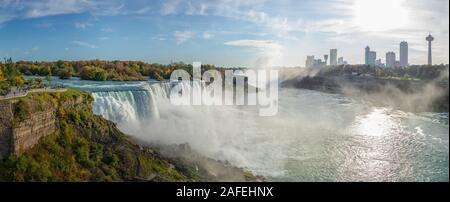 Vista dal Ponte di Arcobaleno a tutte e tre le Cascate del Niagara Foto Stock