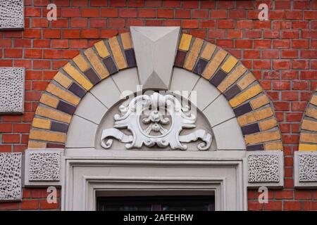 Gli elementi di decorazione architettonica degli edifici di windows, archi e balaustra in stucco di gesso faccia, lesena close up dettaglio floreale in stile tedesco Foto Stock