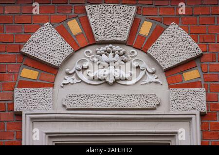 Gli elementi di decorazione architettonica degli edifici di windows, archi e balaustra in stucco di gesso faccia, lesena close up dettaglio floreale in stile tedesco Foto Stock