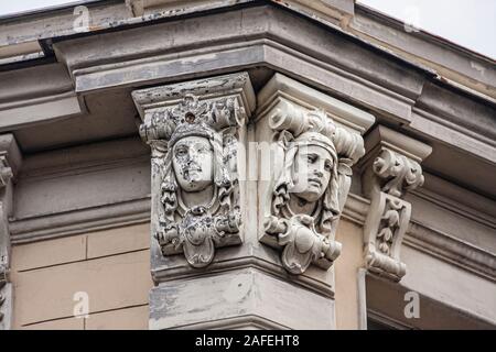 Mascheroni close up viso donne elementi di architettura decorazioni degli edifici finestre ad archi e balaustra in stucco di gesso gesso Foto Stock