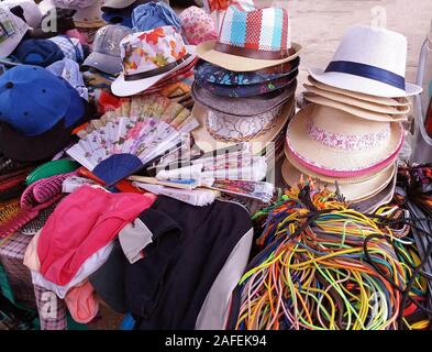 Cappelli e altri vestiti nel mercato Foto Stock