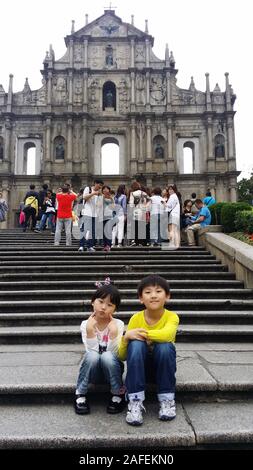 (191215) -- MACAO, Dic 15, 2019 (Xinhua) -- file non datata mostra fotografica di Yu nel peccato (L) e il suo fratello più anziano che posano per una foto presso le rovine di San Paolo complesso in Macao, Cina del sud. Il 10-anno-vecchio Yu, nato a Macao, è un quinto grado di studente della Scuola di Premier affiliate a Hou Kong scuola media. Suo fratello anche gli studi presso la scuola. Agli occhi di sua madre, Yu nel peccato è un ottimista, soleggiata e vivace ragazza con molti talenti. Ha vinto molti premi in Macao studenti della scuola primaria' storytelling, recita, arte e competizioni di ballo. Sebbene nato dopo Macao il suo ritorno alla Cina, Foto Stock