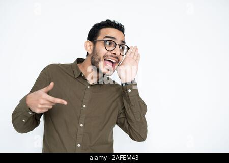 Giovane imprenditore contemporaneo in occhiali spiegare qualcosa Foto Stock