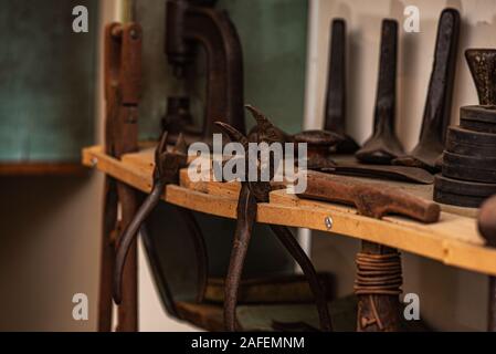 Ricreato lo stile di vita della gente da Kent, metallo Attrezzatura per Officina, le forniture ai negozi, Regno Unito Foto Stock