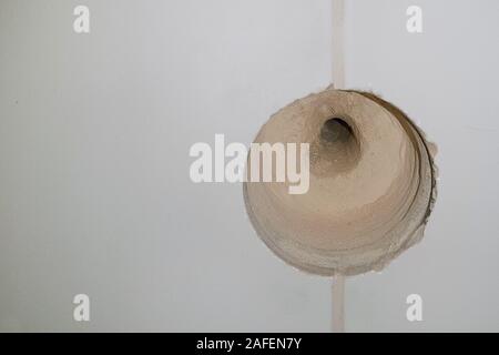 Il foro nella parete, l'installazione del tappo Foto Stock