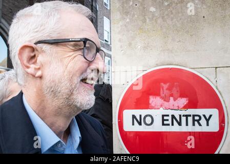 College Green, Bristol, Regno Unito. Il 9 dicembre 2019. Il leader del partito laburista Jeremy Corbyn offre un discorso a un'elezione generale rally in College G Foto Stock