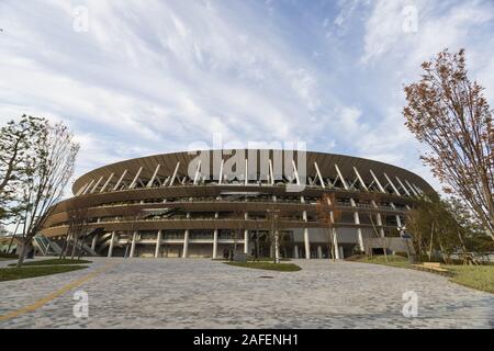 Dicembre 15, 2019, Tokyo, Giappone: il nuovo National Stadium è visto durante un tour dei media in seguito dalla costruzione cerimonia di completamento. I rappresentanti della stampa hanno visitato la sede per il prossimo Tokyo 2020 Giochi Olimpici e Paraolimpici dopo il Giappone il Primo Ministro Shinzo Abe e governatore di Tokyo Yuriko Koike ha partecipato alla costruzione cerimonia di completamento. (Credito Immagine: © Rodrigo Reyes Marin/ZUMA filo) Foto Stock