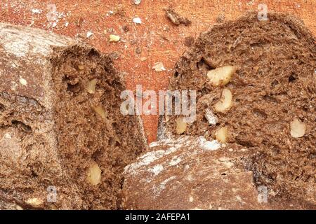 Deliziosa artigianale di pane integrale con i dadi su una tavola in legno rustico Foto Stock