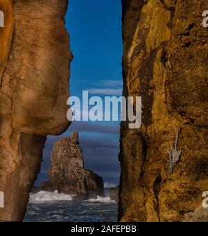 La costa Rotta, una delle coste più belle della Spagna. Cantabria, Spagna Foto Stock