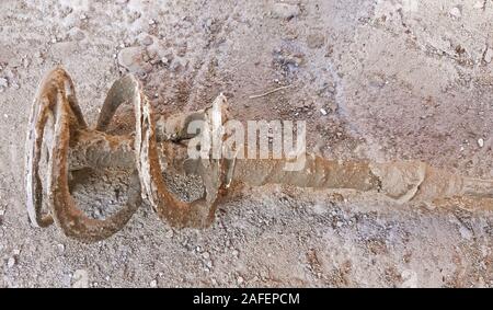 Strumento per la miscelazione di cemento per la terracotta. Caricato con malta Foto Stock