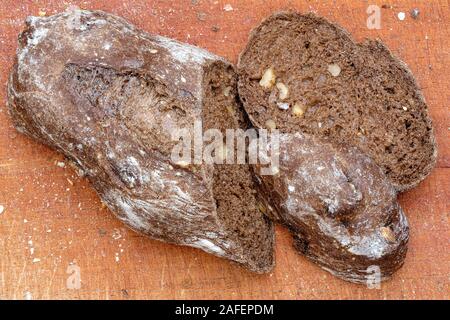 Deliziosa artigianale di pane integrale con i dadi su una tavola in legno rustico Foto Stock