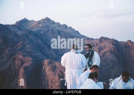 Sul monte Sinai Sharm Ash Sheikh, Egitto - 25 Ottobre 2017: Sacerdoti sul monte Sinai nella penisola del Sinai di Egitto che è una possibile posizione del Foto Stock