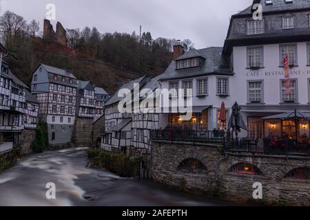 Monschau, Germania - 11 dicembre 2019: Fiume Rur nel centro della città Foto Stock