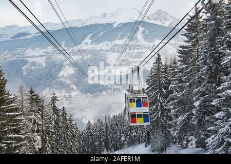 Sci lift cabina sopra una valle Foto Stock