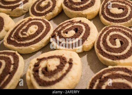 Primo piano della tradizionale e deliziosa tedesco nero e bianco biscotti di Natale, plaetzchen, cotta per la stagione delle feste. Foto Stock