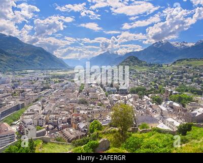 Vista panoramica sopra la città di Sion (Sitten) e nella magnifica Valle del Rodano incorporato nella Alpi svizzere su un bel giorno sotto un cielo blu w Foto Stock
