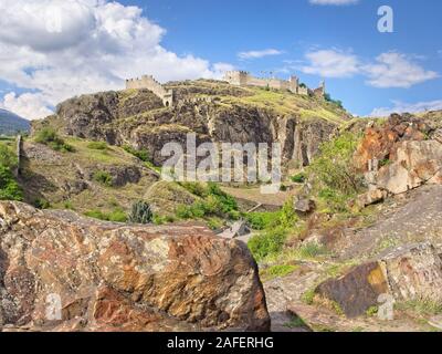 Una vista panoramica sulla storica e le rovine del castello di Tourbillon nella città di Sion (Sitten) in Svizzera (Cantone Vallese/Valais) sotto un meraviglioso blu Foto Stock