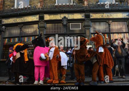 Londra, Regno Unito. 15 Dic, 2019. Oltre 30 pantomime cavalli vestiti come Star Wars caratteri (più qualche pretendenti nella forma di zebre e di vacche) riuniti a Greenwich, Londra, su un pub 6 pit-stop percorso di gara, nella loro ricerca di essere il primo al traguardo. La gara, giunta alla sua decima edizione, è la raccolta di fondi per beneficenza. (Foto di Laura Chiesa/Pacific Stampa) Credito: Pacific Press Agency/Alamy Live News Foto Stock