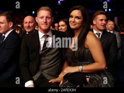 Ben Stokes e moglie Clare Ratcliffe durante la BBC Sports personalità dell'anno 2019 all'P&J Live, Aberdeen. Foto Stock