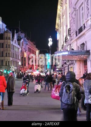 London, Regno Unito - 01 Aprile 2013: Night Shot dei pedoni camminando lungo Piccadilly Foto Stock