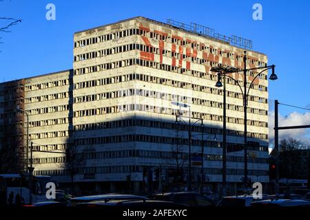 Haus di Statistik, abbandonati DDR-era l edificio per uffici, crogiolarsi nella sera sun da Alexanderplatz di Berlino, Germania Foto Stock