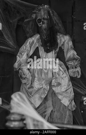 Haunted scheletro sposa in bianco e nero Foto Stock