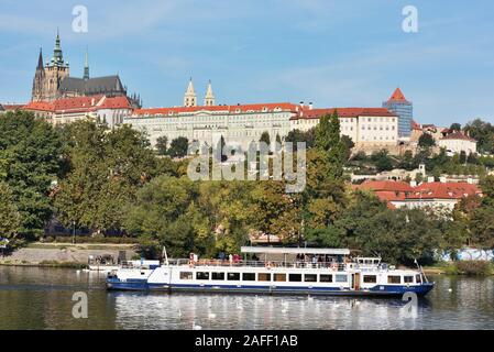 Praga, Repubblica Ceca - 16 Settembre 2018: tour in barca sul fiume Vltava contro il castello di Praga e il centro cittadino. Fondata nel VII secolo, Praga nickname Foto Stock