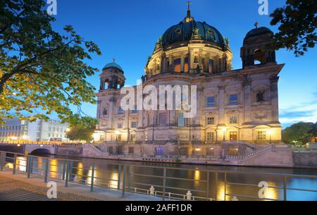 Berlino, Germania - 11 Settembre 2018: vista notturna al fiume Sprea e Cattedrale di Berlino. La cattedrale fu costruita nel 1905, danneggiato durante la seconda guerra mondiale, e restor Foto Stock