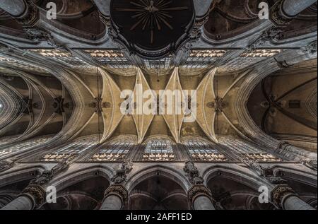 Centro storico di Bruxelles, Regione capitale di Bruxelles / Belgio - 12 12 12 2019: Il design interno simmetrico della Chiesa cattolica di Nostra Signora di Sablon Foto Stock