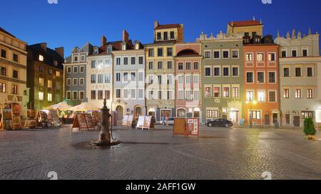 Varsavia, Polonia - 20 Settembre 2018: vista notturna della città vecchia Market Place. La parte più antica della Città Vecchia di Varsavia è stata distrutta nella Seconda guerra mondiale e rec Foto Stock