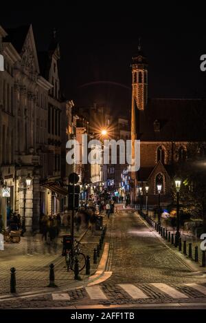 Centro storico di Bruxelles, Regione capitale di Bruxelles / Belgio - 11 30 2019: La strada di San Giovanni, presa di notte dalla piazza Albertina con ciottoli Foto Stock