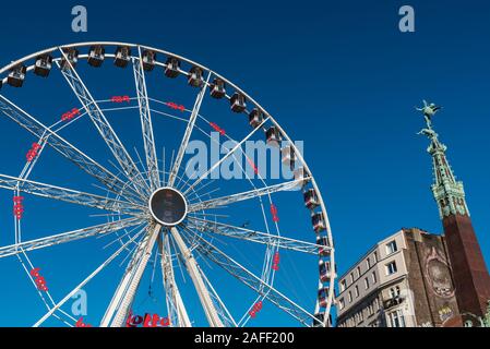 Città vecchia di Bruxelles, Regione capitale di Bruxelles / Belgio - 12 06 2019: La ruota panoramica al mercato di Natale A Place Sainte Catherine Foto Stock