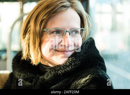 Donna attraente di trent'anni che posa in tram Foto Stock