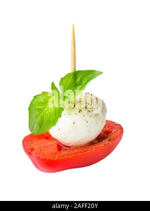 Close-up di fresco spiedino caprese con mozzarella e pomodoro isolato su sfondo bianco. Healhy cucina mediterranea e cucina vegetariana. Vista frontale. Foto Stock