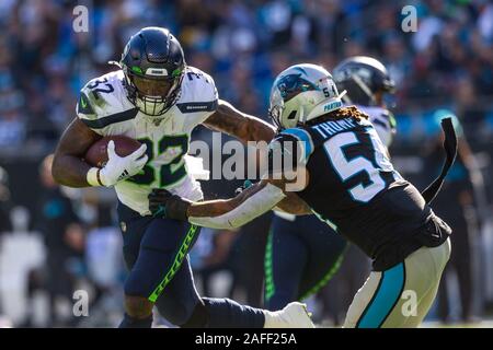 Charlotte, NC, Stati Uniti d'America. 15 Dic, 2019. Seattle Seahawks running back Chris Carson (32) di bracci rigidi Carolina Panthers fuori linebacker Shaq Thompson (54) nella NFL matchup presso la Bank of America Stadium di Charlotte, NC. (Scott Kinser/Cal Sport Media). Credito: csm/Alamy Live News Foto Stock