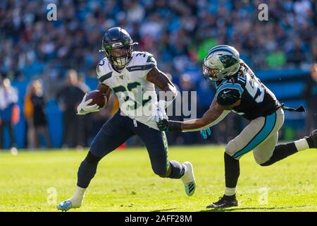 Charlotte, NC, Stati Uniti d'America. 15 Dic, 2019. Seattle Seahawks running back Chris Carson (32) corre dal Carolina Panthers fuori linebacker Shaq Thompson (54) nella NFL matchup presso la Bank of America Stadium di Charlotte, NC. (Scott Kinser/Cal Sport Media). Credito: csm/Alamy Live News Foto Stock