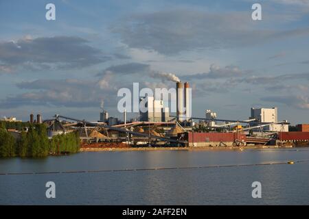 Lappeenranta, Finlandia - 2 giugno 2018: Vista sulla pianta Di Pasta di Legno UPM dal lago Saimaa. Fondata nel 1892 Foto Stock