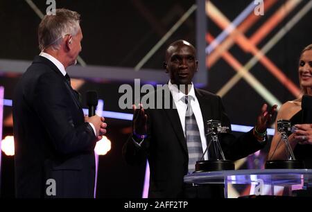 Il presentatore Gary Lineker (sinistra), BBC World SPOTY stella di sport dell'anno Eliud Kipchoge e presenter Gabby Logan durante la BBC Sports personalità dell'anno 2019 all'P&J Live, Aberdeen. Foto Stock