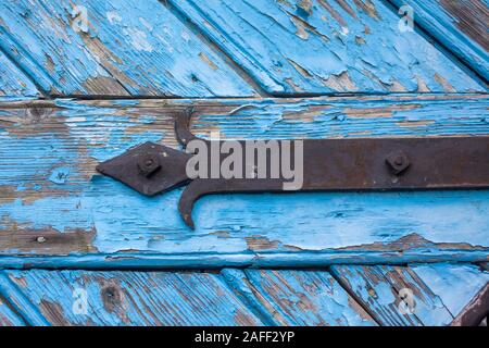 Staffa in metallo di colore blu in legno pesante e weathered porta di garage Foto Stock