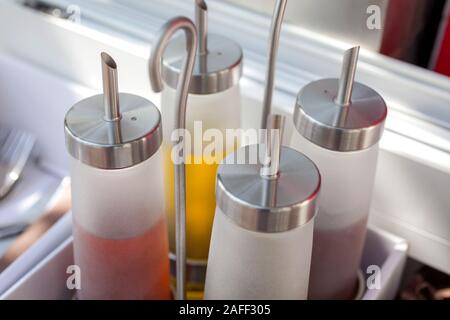 Set per condimenti, aceto, olio, salsa di yogurt e sugo di salsiccia per pizza in aceto Foto Stock