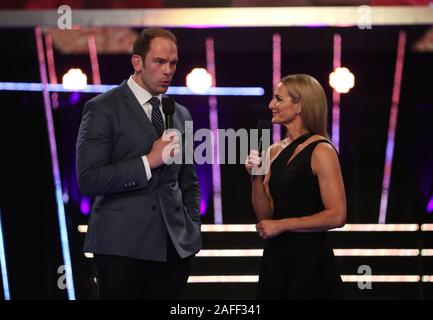 Alun Wyn Jones (sinistra) e Gabby Logan durante la BBC Sports personalità dell'anno 2019 all'P&J Live, Aberdeen. Foto Stock