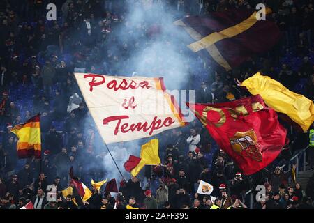 Roma sostenitori mostrano le loro bandiere durante il campionato italiano di Serie A partita di calcio tra la Roma e Spal 2013 sul dicembre 15, 2019 allo Stadio Olimpico di Roma, Italia - Foto Federico Proietti/ESPA-immagini Foto Stock