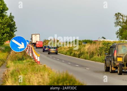 Vista tramonto uk servizi autostradali coni stradali Foto Stock