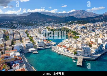 Agios Nikolaos, una pittoresca cittadina costiera con i suoi edifici colorati intorno al porto nella parte orientale dell'isola di Creta, Grecia. Foto Stock