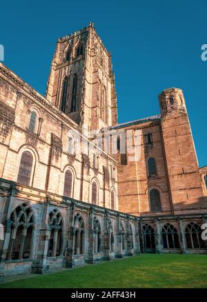 La Cattedrale di Durham dal cortile, Durham, Inghilterra Foto Stock