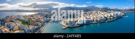 Agios Nikolaos, una pittoresca cittadina costiera con i suoi edifici colorati intorno al porto nella parte orientale dell'isola di Creta, Grecia. Foto Stock