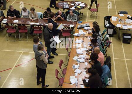 Maidenhead, Regno Unito. 12 dicembre, 2019. Il conteggio di verifica personale e il conteggio dei voti nelle elezioni generali per la circoscrizione di Windsor. Credito: Mark K Foto Stock