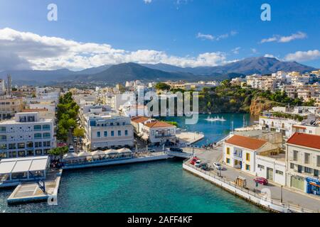 Agios Nikolaos, una pittoresca cittadina costiera con i suoi edifici colorati intorno al porto nella parte orientale dell'isola di Creta, Grecia. Foto Stock